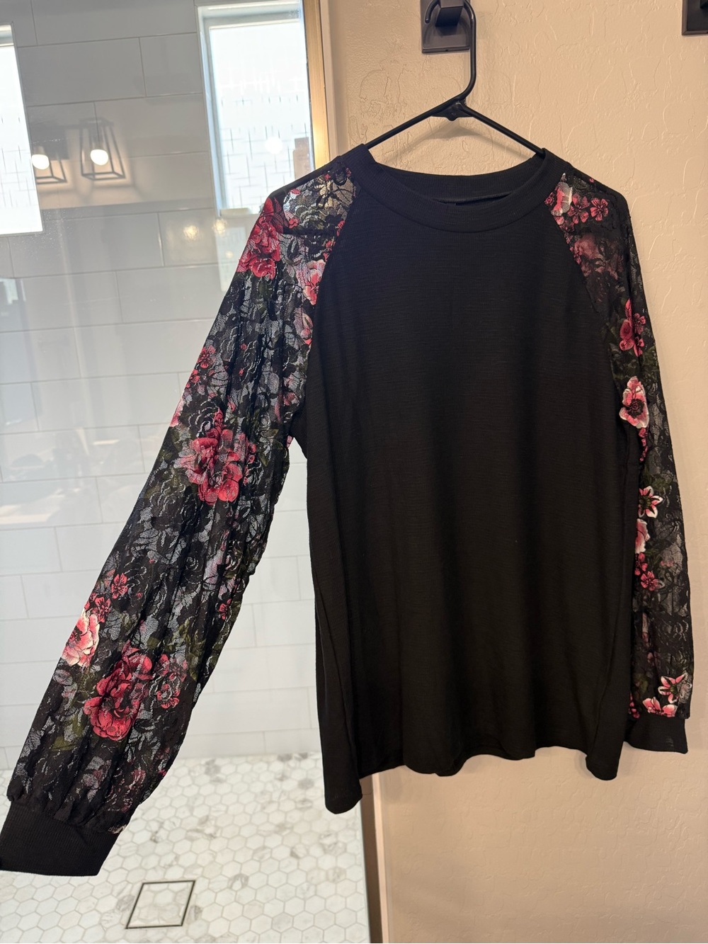 Black Women's Floral Lace Sleeve Top
